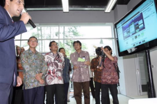 ӡ��ͨ�Ų�Marzan A. Iskandar������ǰ��������cTelkomsel CEO Sarwoto Atmosutarno������ǰ���������J(r��n)���^���A��LTE��ʾ